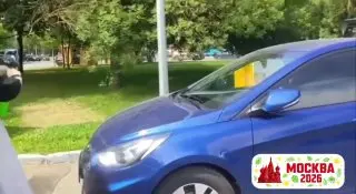Священник окропил автомобили святой водой для борьбы с пробками