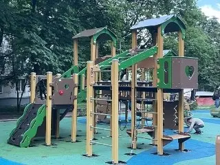 Обновление детской площадки: новая горка на Инициативной