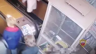 Агрессивный пассажир разбил кабину дежурного на метро