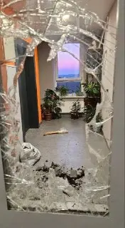 Мужчина устроил погром в подъезде из-за потерянных ключей