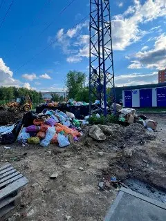 Гора мусора на Ленина 11-13: проблема с вывозом продолжается