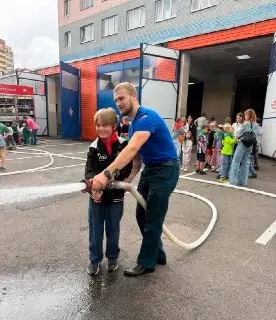 Дети из летнего лагеря посетили пожарно-спасательную часть