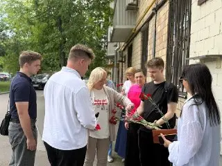 Жители Пресненского района почтили память героев цветами