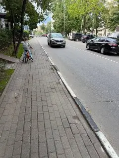 Опасный тротуар в Пушкино: родители бьют тревогу