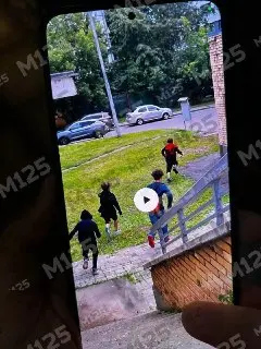 Подростки издеваются над охранником: видео хулиганства в Бутырском