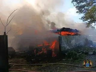 Подольск: Пожарные предотвратили взрыв газовых баллонов