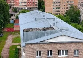 Новая крыша для студенческого общежития: ремонт завершится к сентябрю