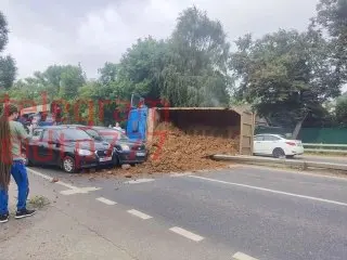 Авария на Варшавском шоссе: самосвал опрокинулся и заблокировал движение