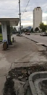Рабочие нашли старую плитку при благоустройстве улицы