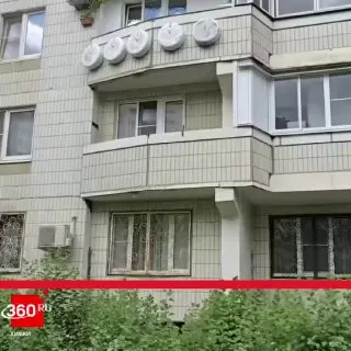 Житель Химок украсил балкон гирляндой из автомобильных шин