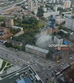 Пожар в заброшенном здании у «Москва-Сити»: густой дым окутал район