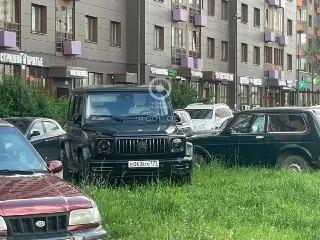 Жители Одинцово возмущены Mercedes на газоне у ЖК «Сколковский»