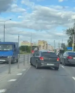 ДТП на Володарском шоссе: автомобиль врезался в ограждение