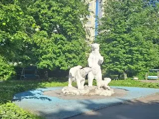 В сквере 50-летия ВЛКСМ установили скульптуры белых медведей