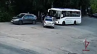 Четырехлетний мальчик сбежал из дома и попал в автобус