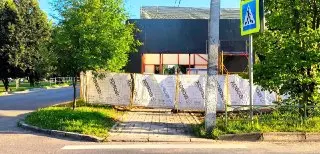 Новый магазин в Можайске перекрыл тротуар: пешеходы в опасности
