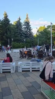 Уличные музыканты радуют зрителей в парке 50-летия Октября