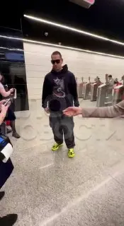 Контролеры метро изъяли карту у девушки за пропуск безбилетника