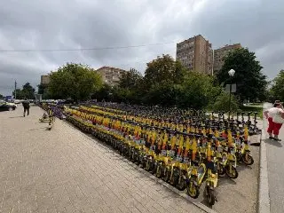 В Балашихе появилось множество электросамокатов на стоянке