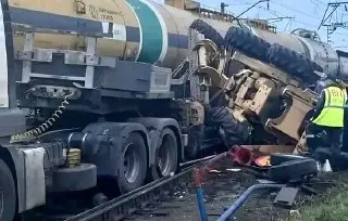 Товарный поезд столкнулся с грузовиком в Борском районе