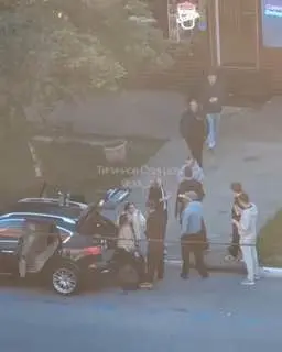 Ночная Тусовка на Улице: Громкая Музыка и Беспорядок