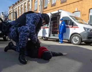 Пьяный мужчина с пневматическим пистолетом угрожал врачам скорой помощи
