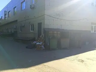 Антисанитария вокруг ТЦ: Жители требуют убрать мусор