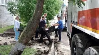 Пожарные спасли 87-летнюю пенсионерку через балкон в Рошале