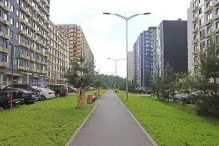 На улице Ощепкова началось благоустройство: новые скамейки и площадки