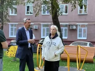 Обновление детской площадки в Академическом: новые качели и лавочки