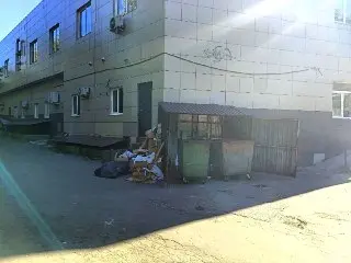 Горы мусора вокруг ТЦ «Марс»: кто ответит за чистоту?