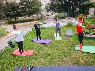Жители Подольска начали утро с зарядки во дворе