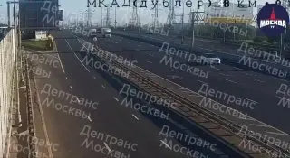 Авария на МКАД: легковушка перевернулась и загорелась