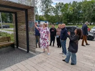 Обновление детской площадки на Введенского: новые скамейки и качели