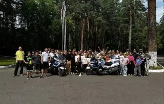 Автоинспекторы обучают детей правилам безопасности на дорогах