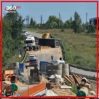 Перевернулся грузовик с песком: ДТП перекрыло движение на мосту