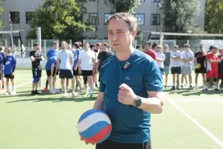Команда Эльдара Шарипова участвует в окружном турнире по волейболу