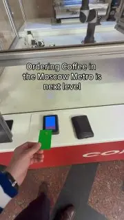 Робот-бариста в метро Москвы впечатлил туриста из Норвегии