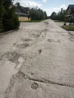 Жители требуют асфальт на проблемной улице в Электроуглях