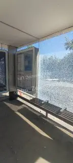 Вандалы разбили стекло на остановке общественного транспорта