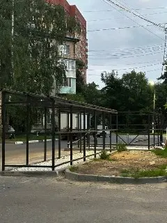 Жуковчане требуют завершения строительства навеса для мусора