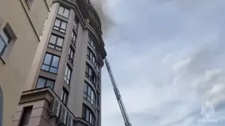 Пожар на кровле ЖК в центре Москвы: площадь возгорания достигла 400 кв.м
