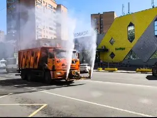 Коммунальные службы продолжают уборку территорий ежедневно
