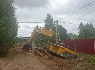 Экскаватор повредил водоснабжение: жители остались без воды