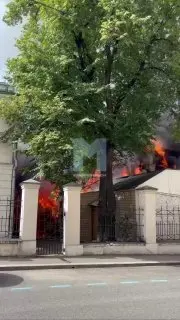 Пожар в исторической усадьбе Москвы: спасатели на месте происшествия