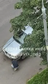 Незнакомец у автомобиля: странная активность в районе