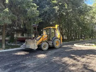 Обновление дороги на Красной улице: новые бордюры и асфальт