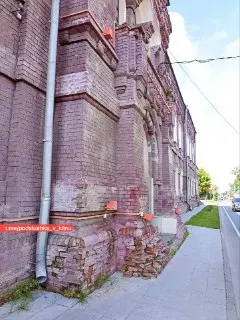 В Клинском здании культурного наследия обрушиваются кирпичи