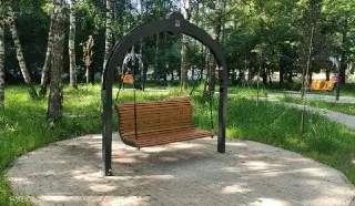 Новый Уголок Спокойствия с Качелями в Парке