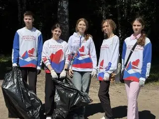 Волонтёры Очистили Берег Озера Торфянка от Мусора